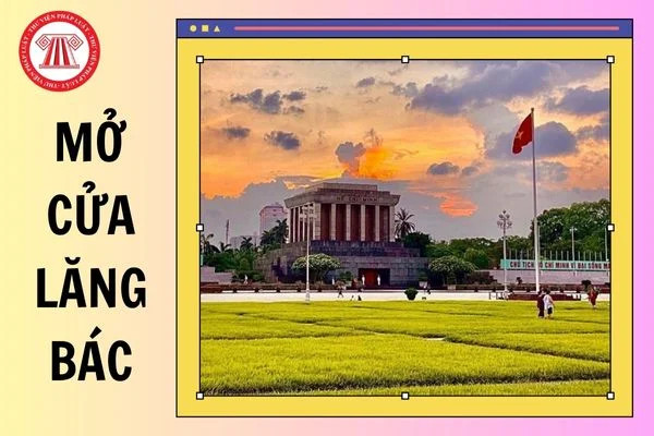 Du khách xếp hàng vào viếng Lăng Chủ tịch Hồ Chí Minh