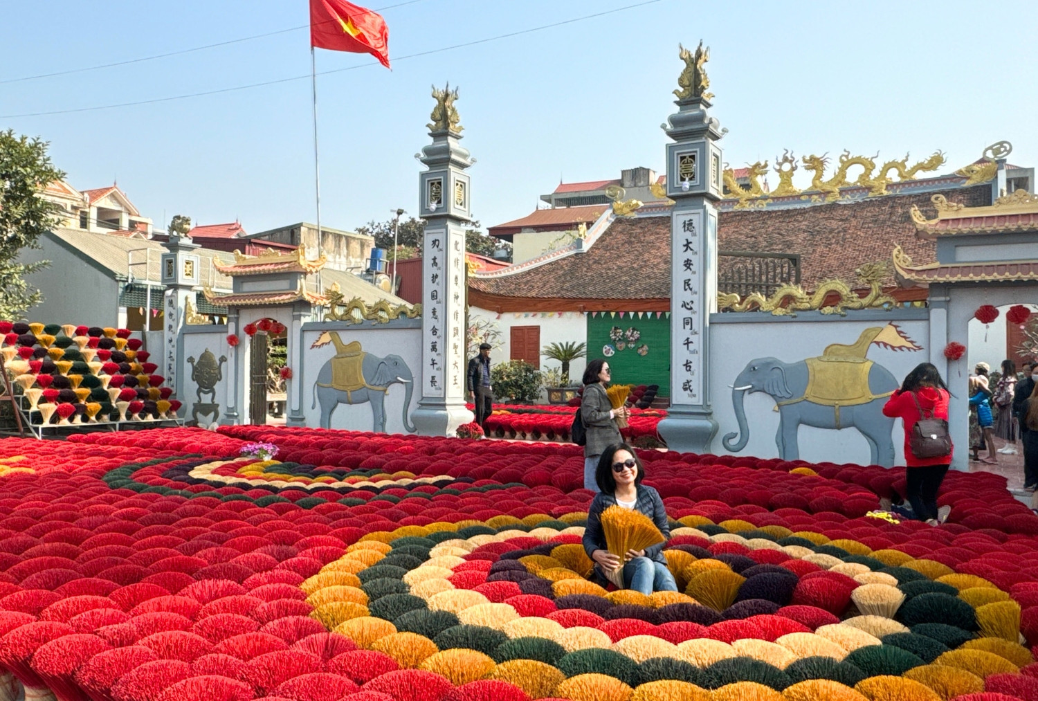 Bó tăm hương đỏ tươi được xếp hình tròn phơi nắng