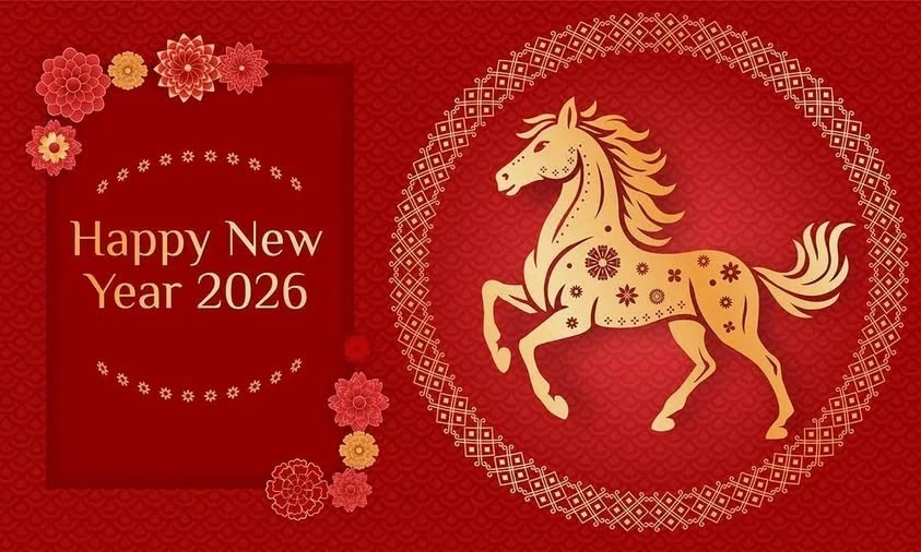 Hai người phụ nữ trao nhau phong bao lì xì, tượng trưng cho may mắn đầu năm