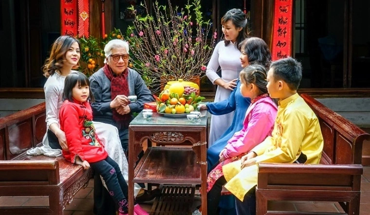 Người thân và bạn bè nâng ly chúc mừng năm mới, thể hiện sự gắn kết