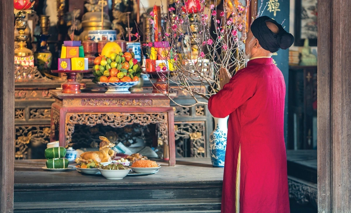 Trẻ em xúng xính quần áo mới, vui vẻ nhận lì xì và lời chúc may mắn