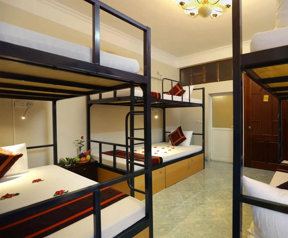 Giường tầng được sắp xếp gọn gàng trong một phòng ngủ tập thể tại Hanoi Old Quarter Hostel