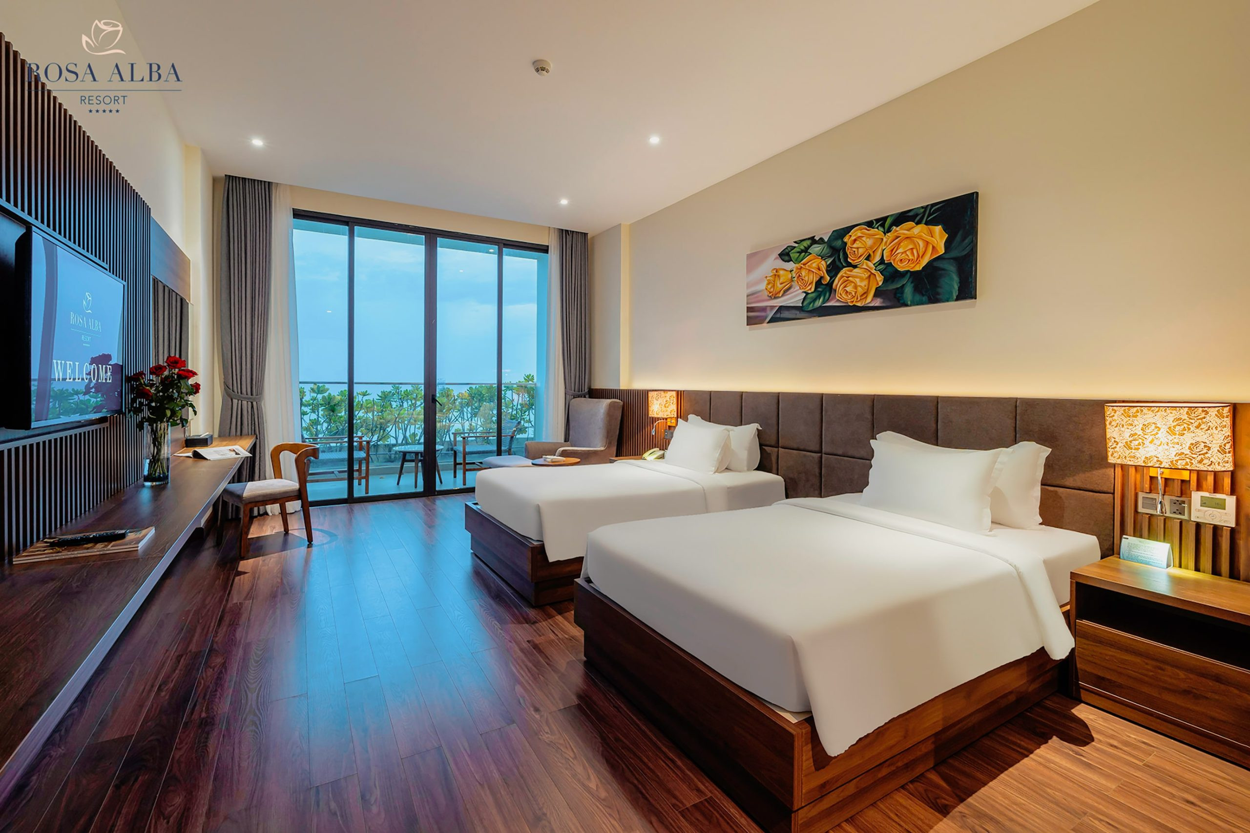 Không gian sang trọng bên trong phòng Premium Deluxe Hướng Biển tại Rosa Alba Resort