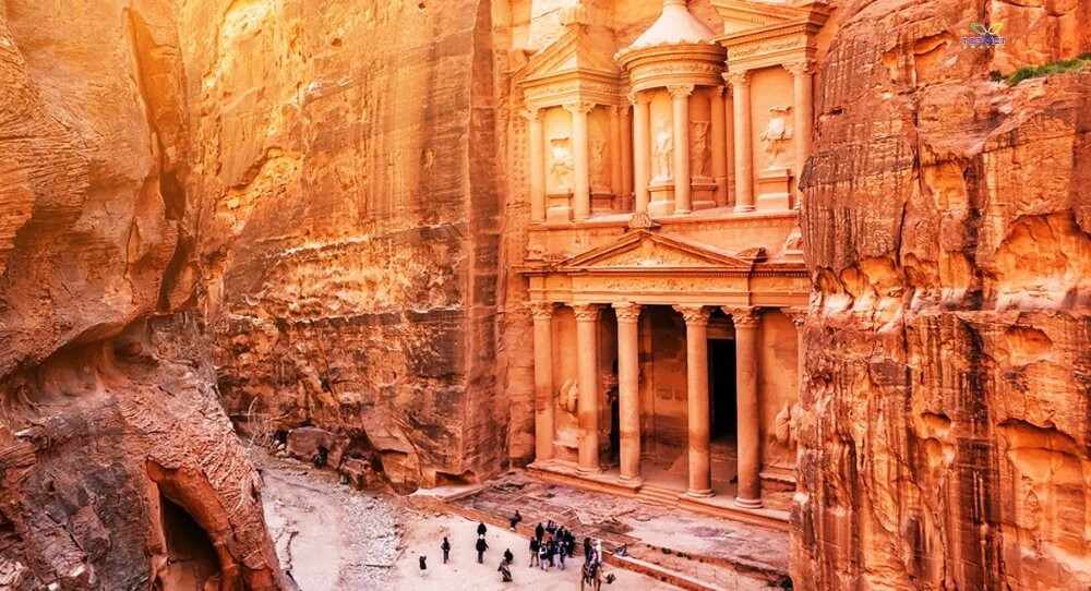 Lối vào Al Khazneh của Petra, được chạm khắc tinh xảo vào vách đá sa thạch