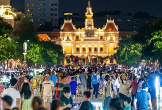Khung cảnh náo nhiệt tại phố đi bộ Nguyễn Huệ
