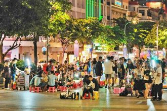 Không khí náo nhiệt tại phố Nguyễn Huệ về đêm