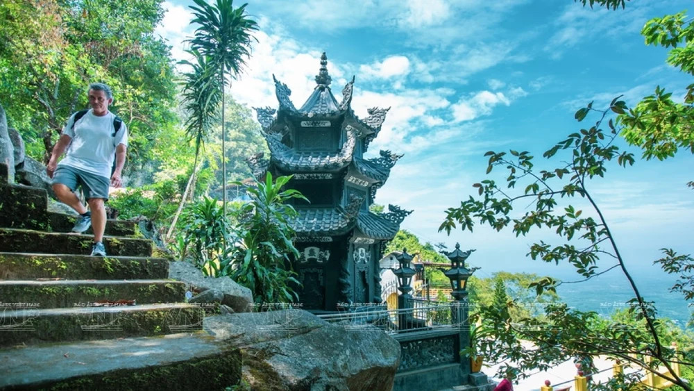 Kiến trúc cổ kính của Chùa Gia Lào trên Núi Chứa Chan