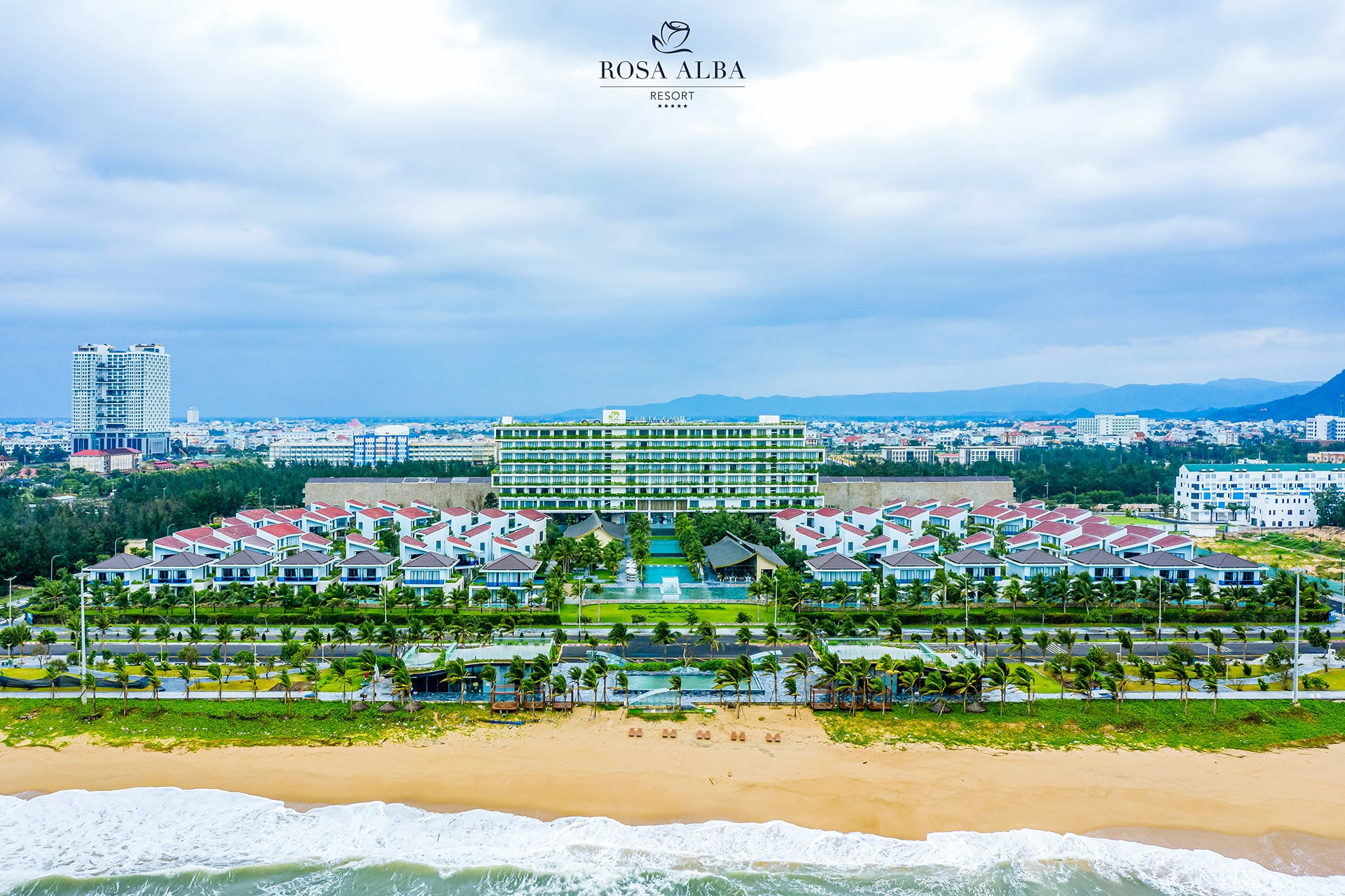 Toàn cảnh Rosa Alba Resort Tuy Hòa nhìn từ trên cao, nổi bật giữa bờ biển xanh