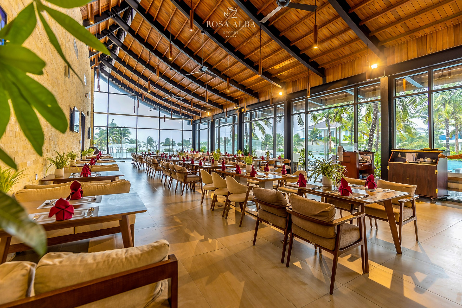 Nhà hàng sang trọng với không gian mở tại Rosa Alba Resort, phục vụ ẩm thực cao cấp