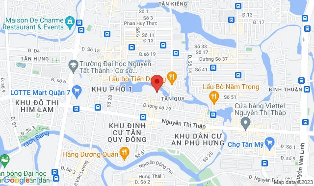 Cổng vào nhà hàng với bảng hiệu rõ ràng