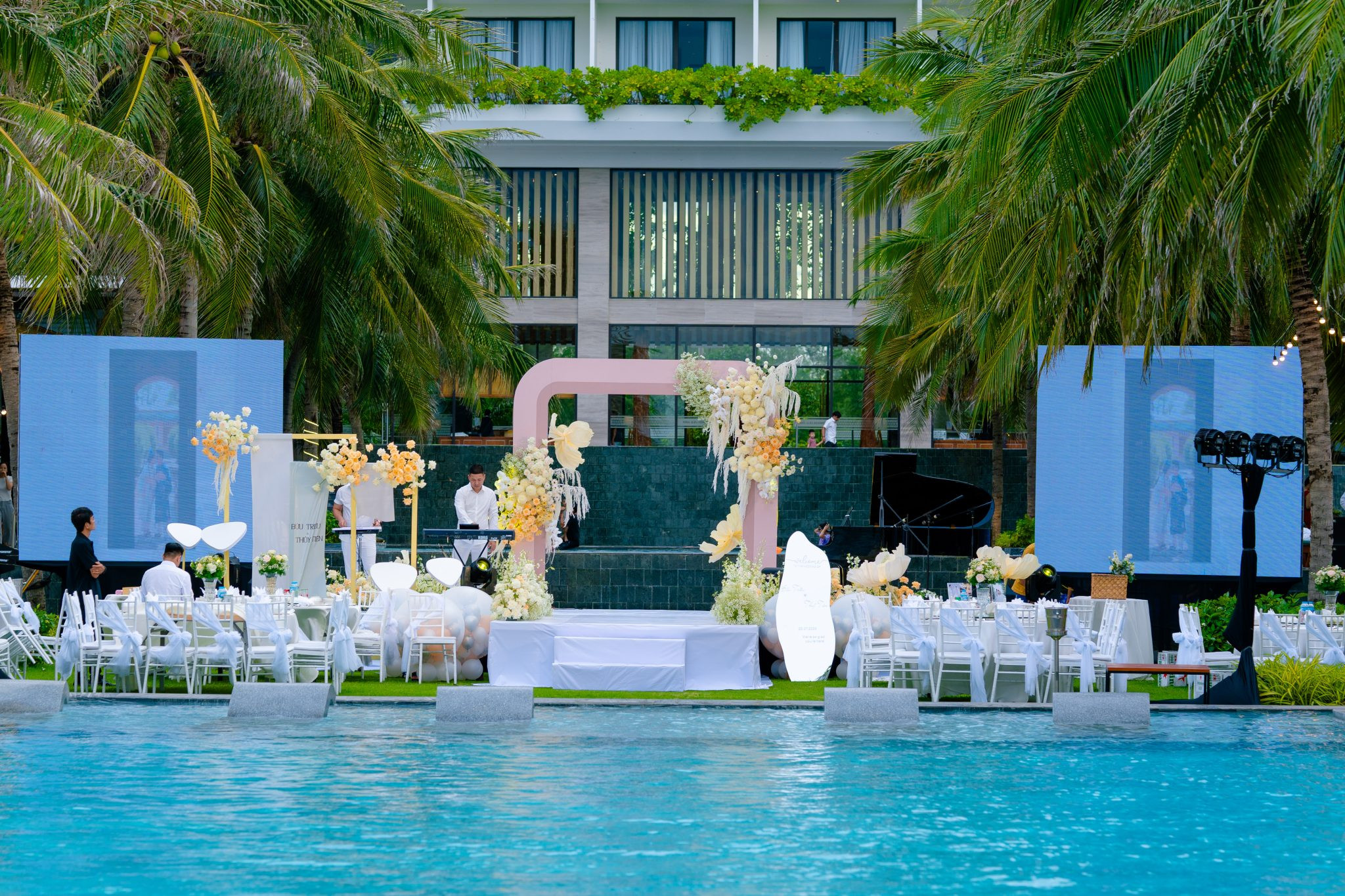 Du khách thư giãn bên hồ bơi rộng lớn của Rosa Alba Resort, với tầm nhìn hướng biển