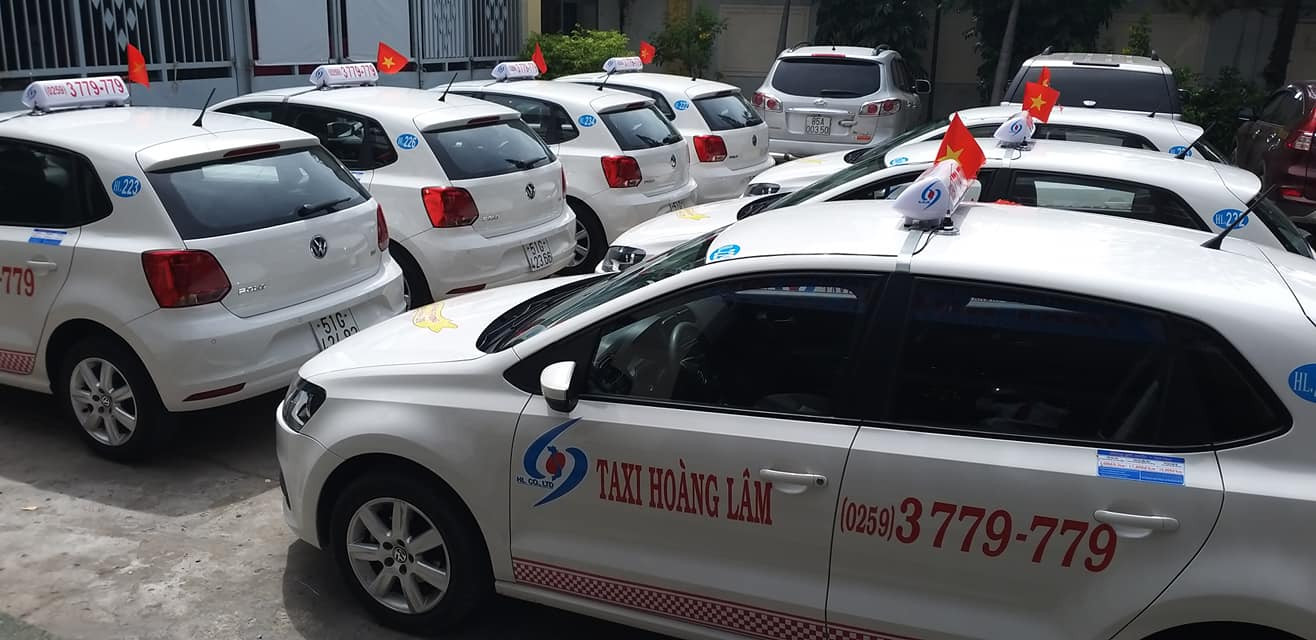 Sẵn sàng phục vụ bất cứ khi nào, bạn chỉ cần gọi điện thoại và taxi Hoàng Lâm sẽ xuất hiện ngay tức khắc để đưa đón