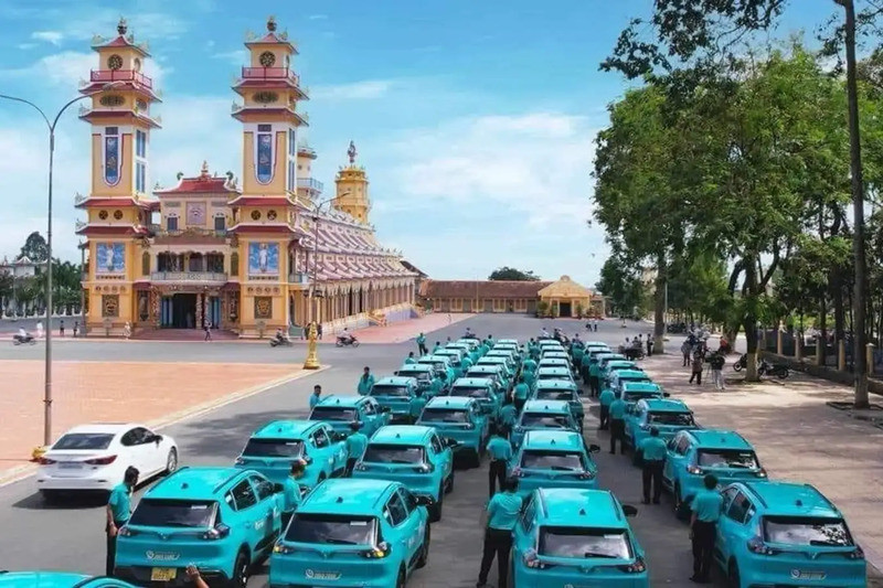 Xe taxi điện Xanh SM màu xanh ngọc đậu trên đường phố Tây Ninh
