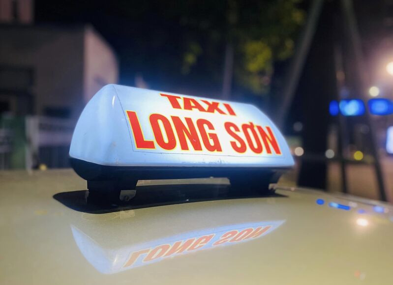 Xe taxi của hãng Happy99 đậu bên đường ở Tây Ninh