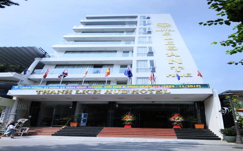Khách sạn Thanh Lịch Huế với kiến trúc hiện đại và hồ bơi thoáng đãng