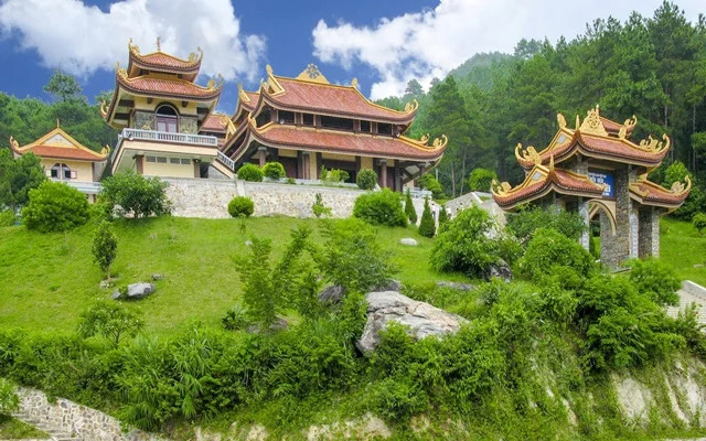 Thiền viện Trúc Lâm Tây Thiên uy nghiêm giữa khung cảnh núi rừng