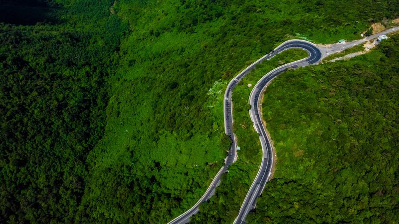 Đèo Hải Vân với những khúc cua ngoằn ngoèo nhìn từ trên cao, thách thức mọi tay lái
