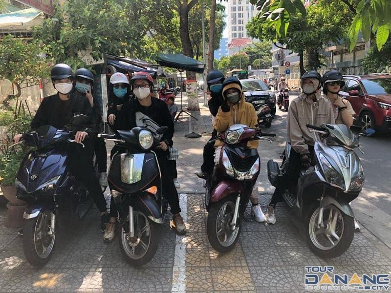 Du khách thuê xe máy để khám phá các điểm tham quan Cố đô Huế