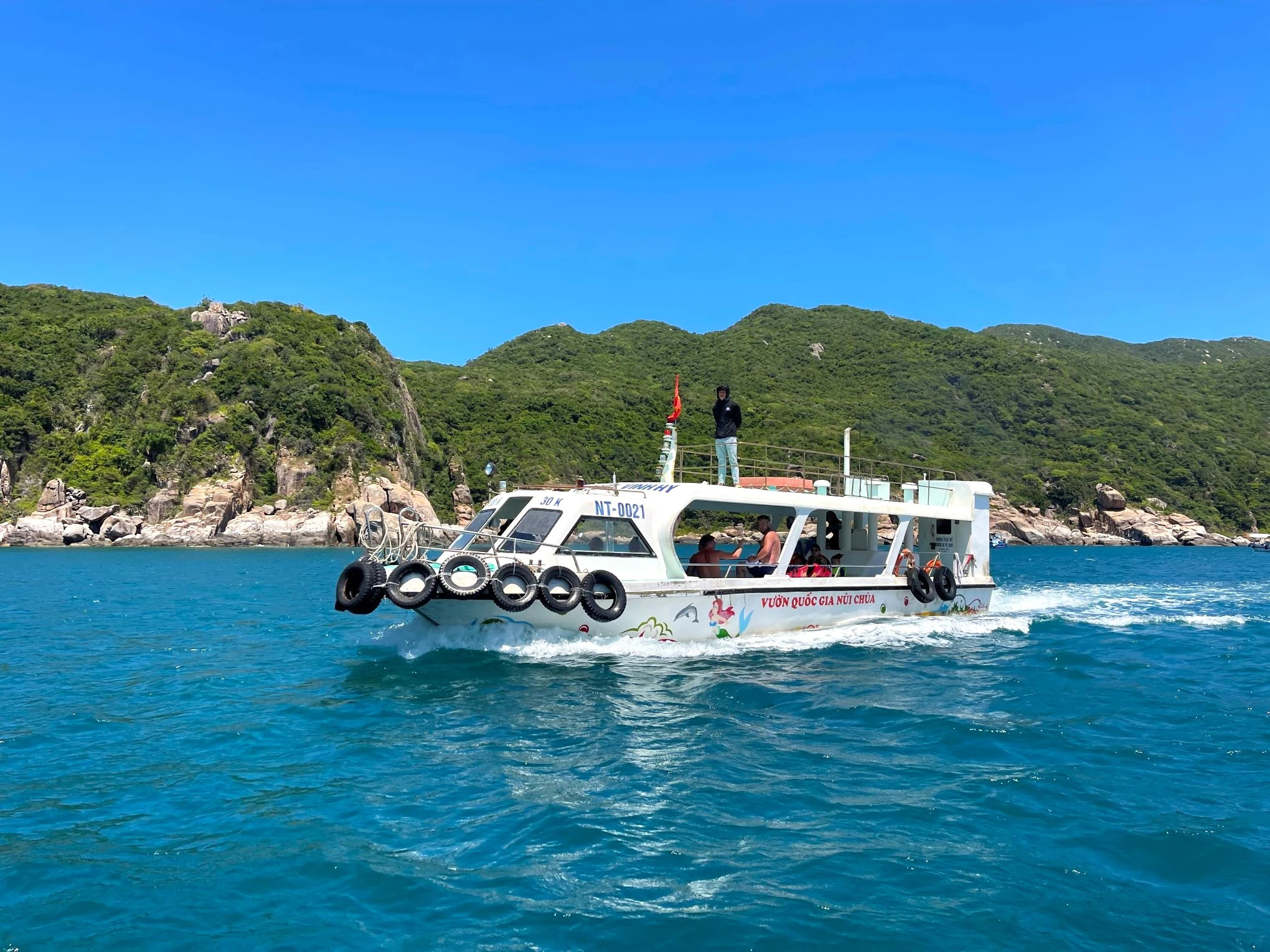 Thuyền đáy kính trên Vịnh Vĩnh Hy nhìn rõ rạn san hô