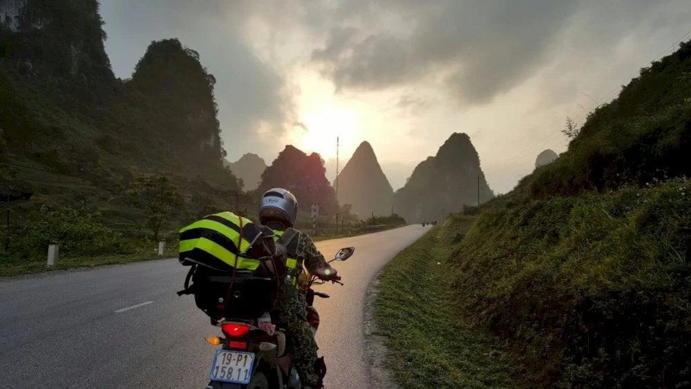 Du khách phượt xe máy trên cung đường đèo hùng vĩ đến Sapa