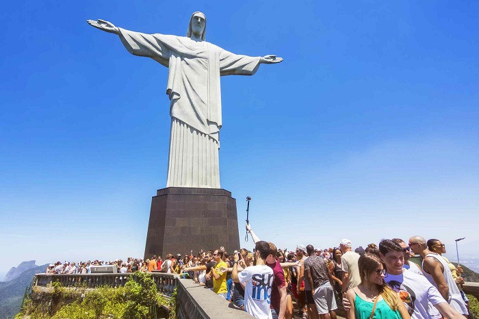 Tượng Chúa Cứu Thế uy nghi nhìn ra thành phố Rio de Janeiro từ núi Corcovado