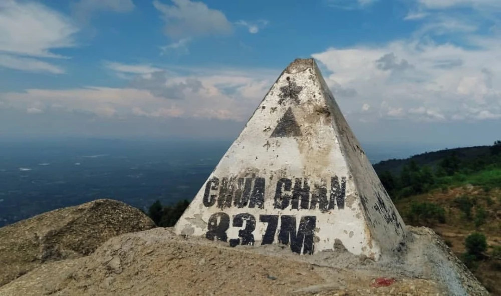 Du khách trải nghiệm trekking trên cung đường Núi Chứa Chan mùa khô