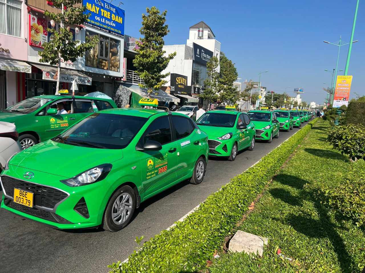 Xe taxi Mai Linh màu xanh lá cây đặc trưng trên đường phố Tuyên Quang