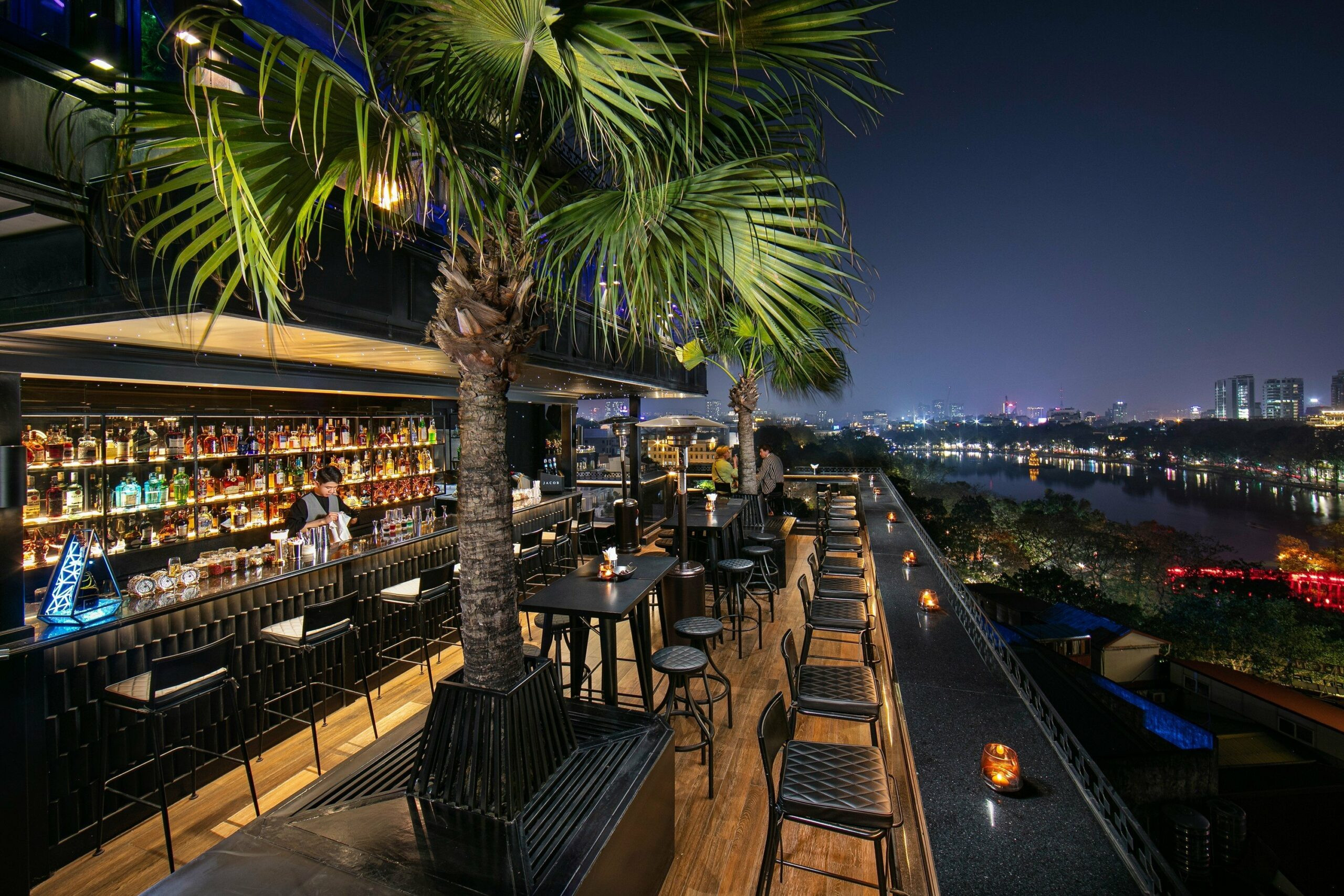 Majesty Sky Bar lung linh với tầm nhìn ra Hồ Gươm và phố cổ về đêm