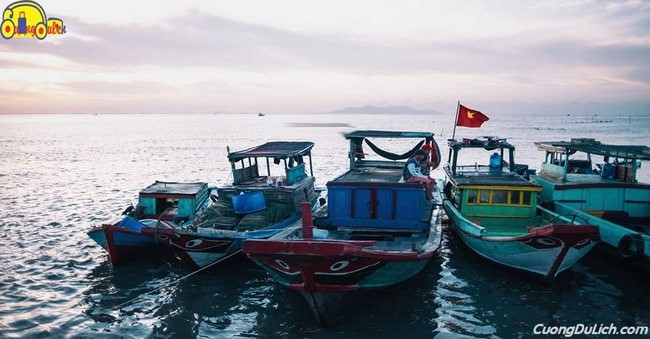Khung cảnh bình minh trên Đảo Thạnh An với con đê chắn sóng