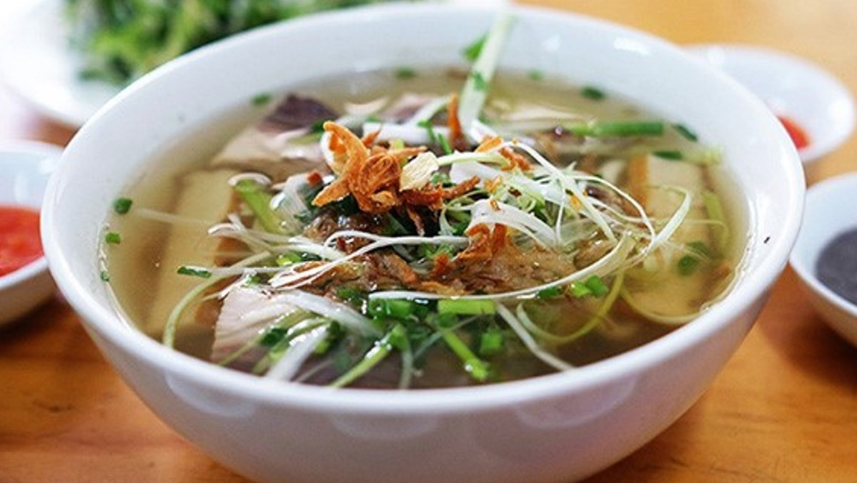 Một tô bánh canh chả cá hấp dẫn với nước dùng trong và chả cá vàng óng