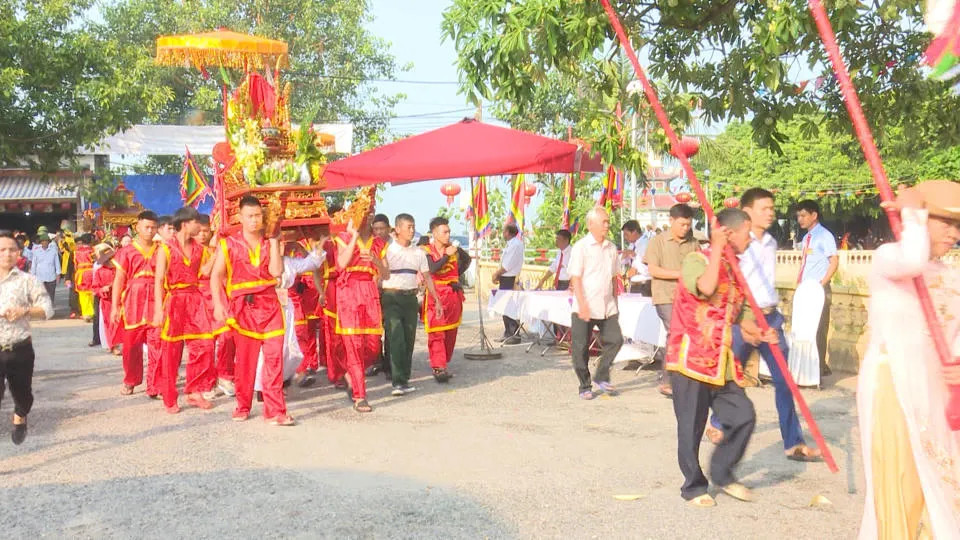 Đoàn rước kiệu trong lễ hội đền Đồng Bằng