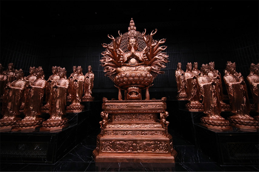 Những bức tượng đồng chạm khắc tinh tế tại trung tâm triển lãm