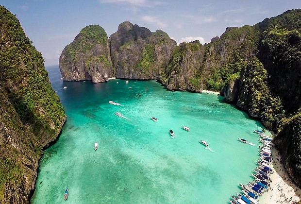 Vịnh Maya với núi đá vôi và nước biển xanh ngọc
