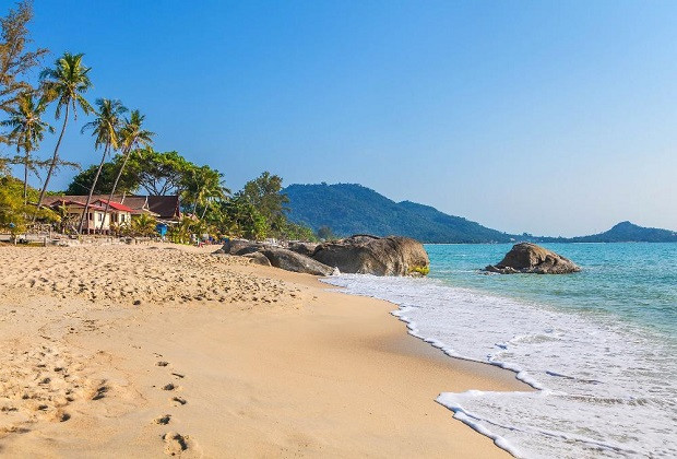 Vẻ đẹp trầm lắng của bãi biển Lamai vào bình minh