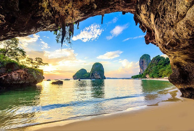 Cảnh sắc hùng vĩ của bãi biển Railay với núi đá vôi