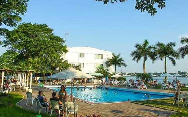 Bể bơi khách sạn Thắng Lợi với tầm nhìn ra Hồ Tây tuyệt đẹp
