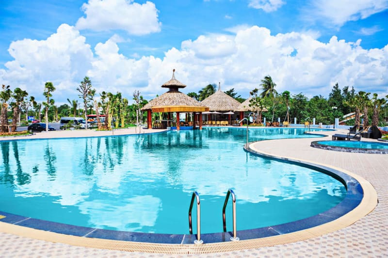 Bể bơi ngoài trời thoáng đãng tại Mường Thanh Luxury Cần Thơ