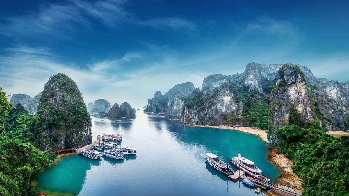 Thác nước hùng vĩ giữa núi rừng Việt Nam