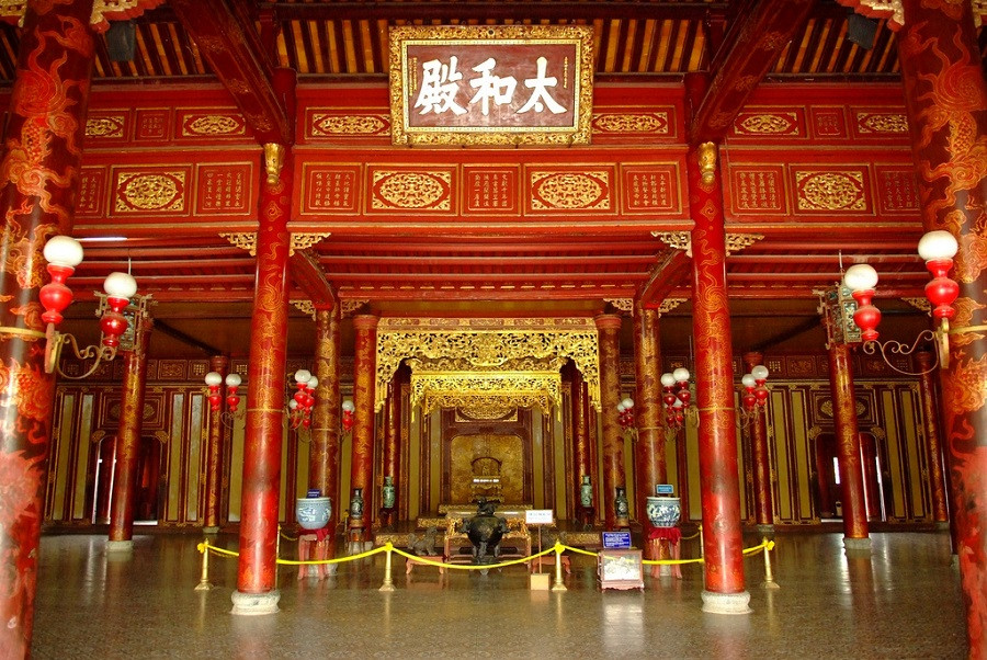 Tham quan bên trong Điện Thái Hòa