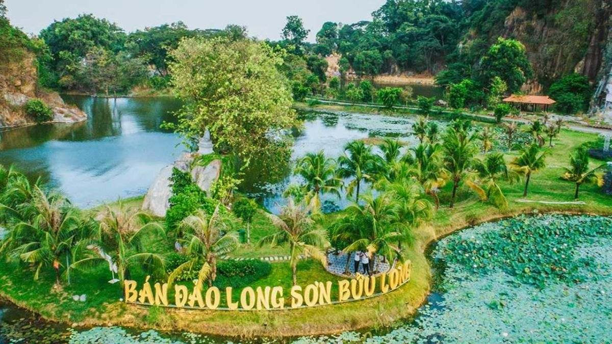 Khu du lịch Bửu Long với hồ nước trong xanh và núi đá vôi sừng sững