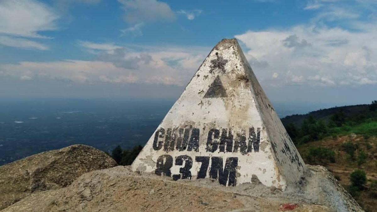 Con đường dẫn lên đỉnh Núi Chứa Chan với khung cảnh xanh mướt