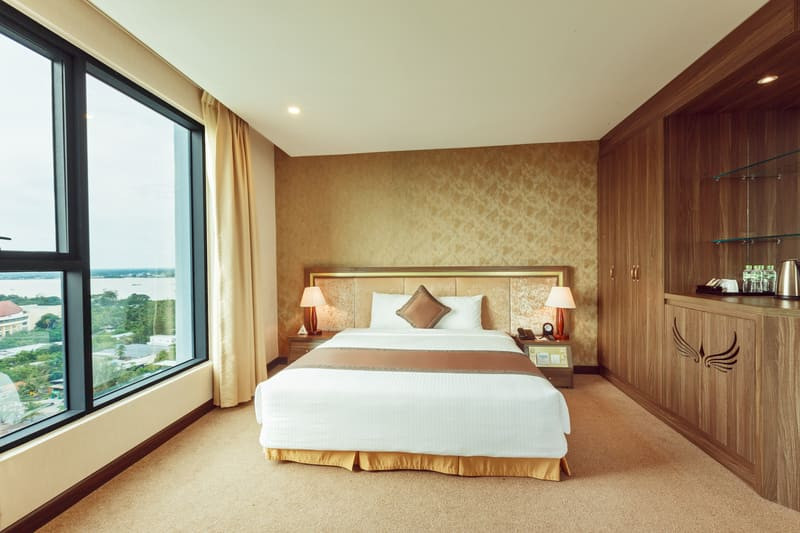 Phòng Deluxe King với không gian sang trọng và tiện nghi đầy đủ