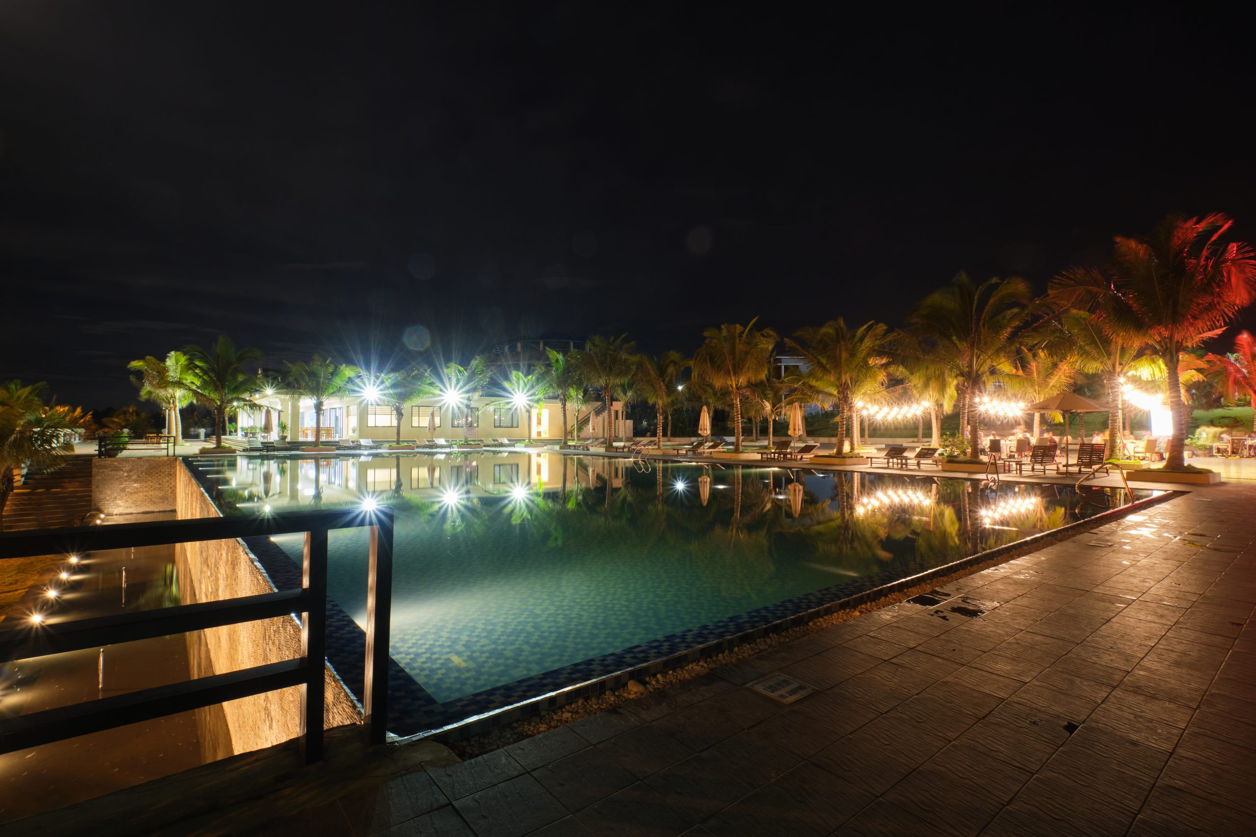 Hồ bơi lớn tại Sea Star Resort với tầm nhìn ra biển và không gian xanh