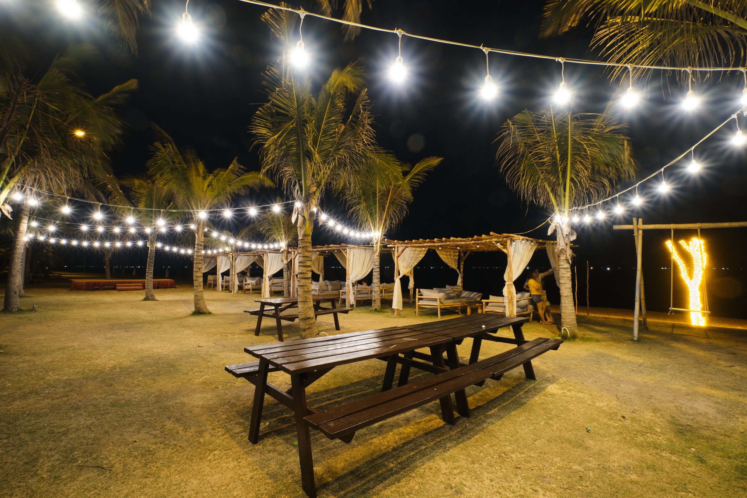 Khu vực Pool Bar tại Sea Star Resort, nơi du khách có thể thư giãn và thưởng thức đồ uống