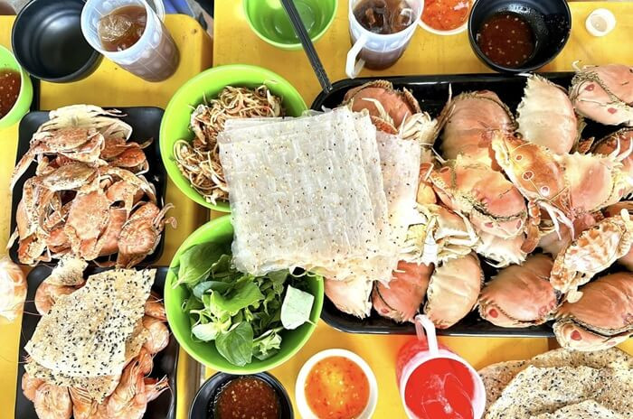 Mâm hải sản tươi ngon và các món ăn đặc trưng của biển Cổ Thạch