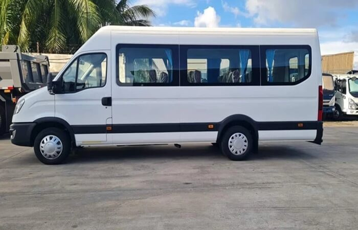 Du khách di chuyển bằng xe khách từ Phan Thiết đến bến xe Liên Hương
