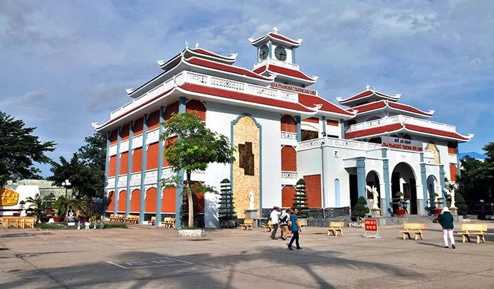 Du khách và tín hữu hành hương đến Nhà thờ Tắc Sậy, thể hiện lòng thành kính