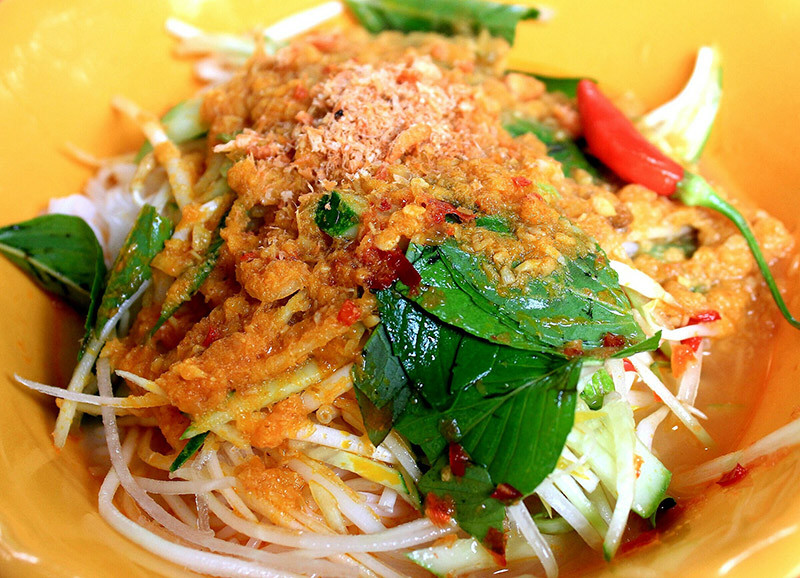 Bún kèn Hà Tiên với sợi bún dai ngon và nước lèo cốt dừa béo ngậy
