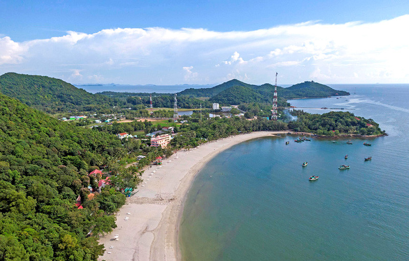 Bãi biển Mũi Nai thơ mộng với dải cát trắng và nước biển trong xanh