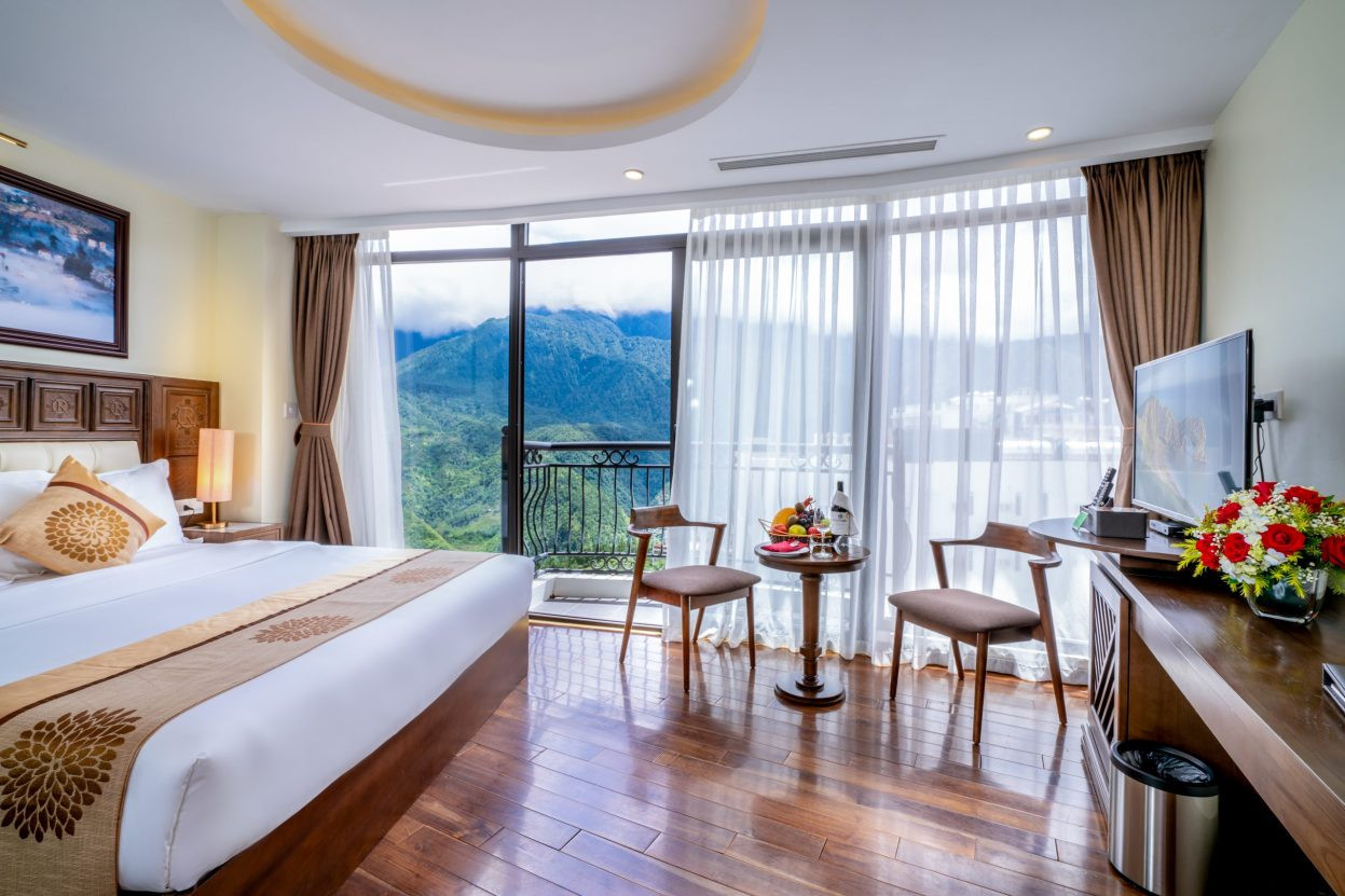 Phòng Executive Mountain View với ban công nhìn ra núi Fansipan hùng vĩ